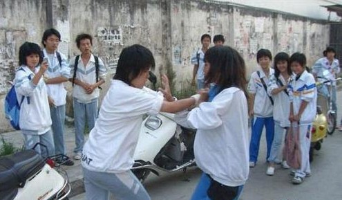 警方介绍,打架双方孩子年纪小,给公安机关追责带来很大难度.