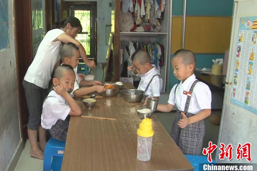 深圳四胞胎上学难区分剃"数字头"编号