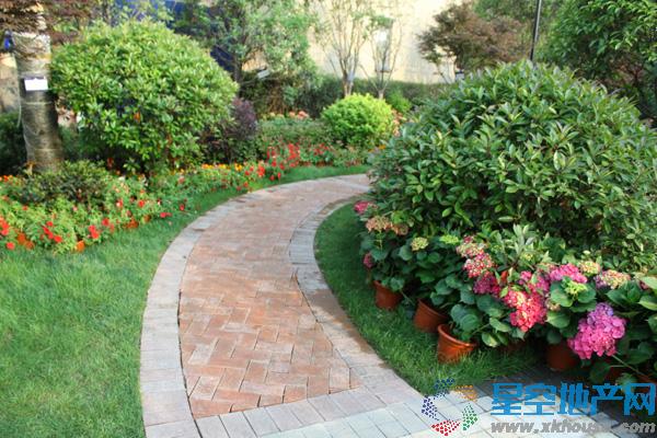 小区入口处 14/14